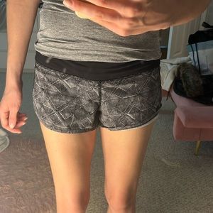 Lululemon 2.5” Speed Up Athletic Shorts Size 2